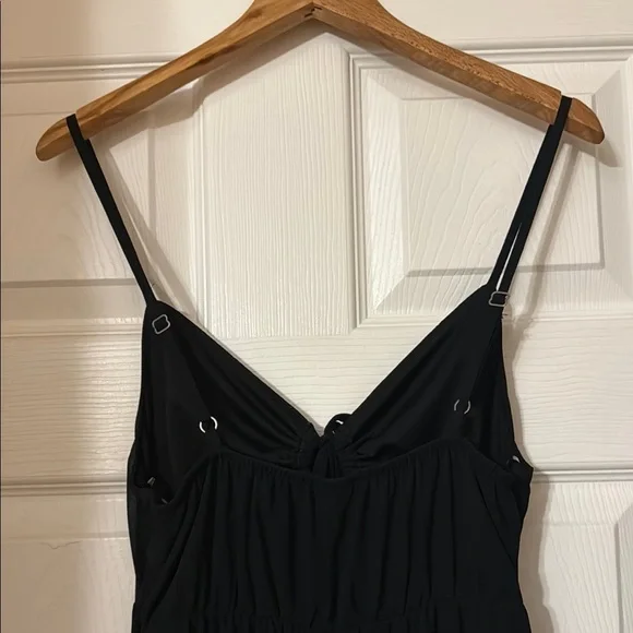 Elegant Black Strapless Dress - Picture 4 of 7